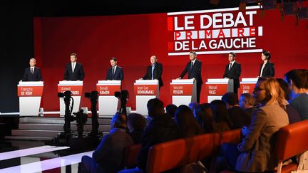 Les sept candidats de la primaire de la gauche, lors du deuxième débat de la campagne, le 15 janvier 2017. (BERTRAND GUAY / AFP)