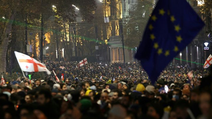 Des milliers de personnes qui manifestent contre le gouvernement géorgien à Tbilissi (Géorgie), le 30 novembre 2024. (GIORGI ARJEVANIDZE / AFP)