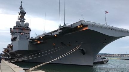 Le porte-avions "Charles de Gaulle" prêt à appareiller, Toulon, le 21 janvier 2020. (CHRISTELLE MARQUÈS / RADIOFRANCE)