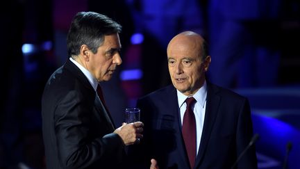 François Fillon et Alain Juppé, lors du second débat télévisé des candidats de la primaire à droite, le 3 novembre 2016. (ERIC FEFERBERG / POOL)