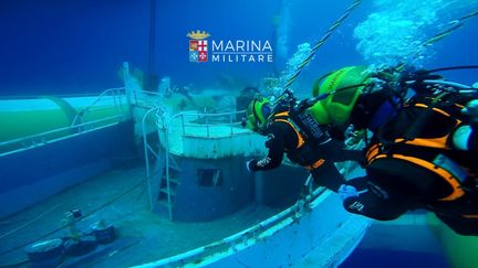 Cliché de l'épave du navire qui s'est échoué en Méditerranée le 18 avril 2015, publié par les autorités italiennes le 29 juin 2016. (MARINA MILITARE / AFP)