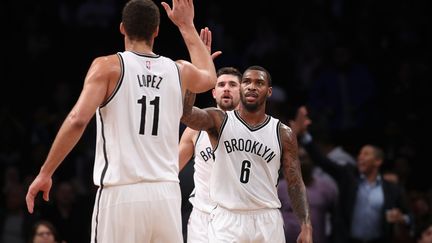 Brook Lopez (de dos) et Sean Kilpatrick des Brooklyn Nets.  (MICHAEL REAVES / GETTY IMAGES NORTH AMERICA)