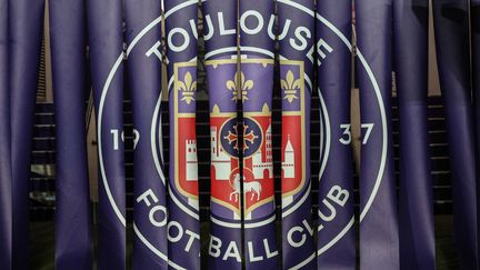 Le logo du Toulouse Football Club au Stadium de Toulouse (Haute-Garonne) le 21 janvier 2023 (FREDERIC SCHEIBER / HANS LUCAS)