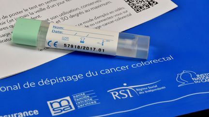 Un test de dépistage du cancer coloréctal, le 4 mars 2016. (CLAUDE PRIGENT / MAXPPP)