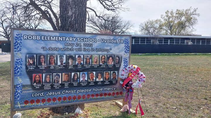 Une pancarte rend hommage aux victimes de la tuerie de masse, à Uvalde, au Texas (États-Unis). (SARAH MANSOURA / RADIO FRANCE)