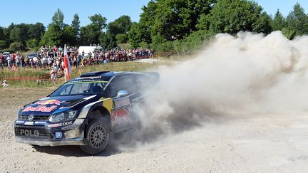 La Polo-R de Sébastien Ogier, sur le rallye de Pologne. (JANEK SKARZYNSKI / AFP)