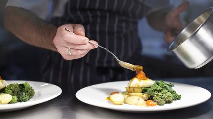 "Menaces sur la gastronomie française", le livre de Christine et Patrice Van Ackere, analyse l'ensemble des facteurs qui pèsent sur l'avenir&nbsp;de ce secteur en France. (Illustration) (GETTY IMAGES / CULTURA RF)