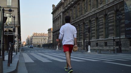 Un joggeur près du Louvre à Paris en plein confinement.&nbsp; (victor vasseur /radiofrance)