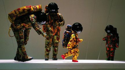 Yinka Shonibare, Vacation, 2000, quatre personnage en fibre de verre, Installation environ 400X320cm
 (Yinka Shonibare / Musée d&#039;Israël - Jérusalem )