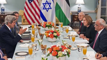 La ministre de la Justice isra&eacute;lienne, Tzipi Livni, et le n&eacute;gociateur palestinien Saeb Erakat (D), attabl&eacute;s face au secr&eacute;taire d'Etat am&eacute;ricain, John Kerry, le 29 juillet 2013 &agrave; Washington. (PAUL J. RICHARDS / AFP)