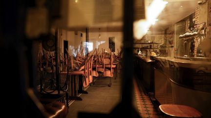 Un bar fermé en rasion des mesures sanitaires, à Paris le 6 octobre 2020. (THOMAS COEX / AFP)