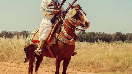 «Je suis cavalier depuis plus de trente ans. Notre patrimoine équestre est très riche. D’ailleurs, notre pays a toujours été connu pour ses cavaliers courageux issus des tribus. Aujourd’hui, ce patrimoine est en danger à cause de la disparition du métier de sellier. Seuls quelques-uns continuent à fabriquer des selles. Ils sont encore une poignée à perpétuer cet art et à sauvegarder cette tradition.» (The Tunisians)