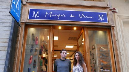 &nbsp; (Olivia et Charles devant leur boutique "Marquis de Vissac" à La Valette © Emmanuel Langlois)