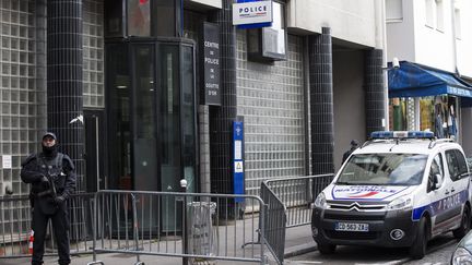 Le commissariat de la Goutte d'Or, dans le 18e arrondissement de Paris, en janvier 2016. (IAN LANGSDON / EPA)