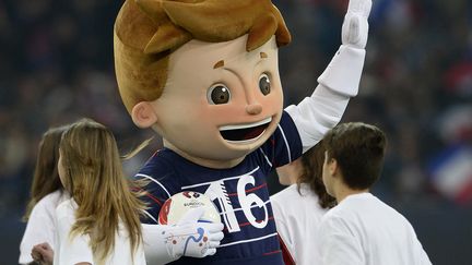 "Super Victor", la mascotte de l'Euro 2016, sur la pelouse du stade V&eacute;lodrome &agrave; Marseille (Bouches-du-Rh&ocirc;ne), le 18 novembre 2014. (FRANCK FIFE / AFP)