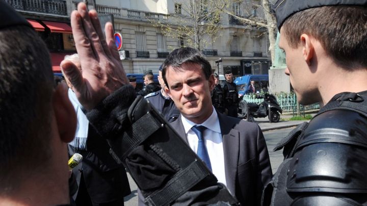 Le ministre de l'Int&eacute;rieur Manuel Valls rend visite aux policiers charg&eacute;s d'encadrer la manifestation contre le mariage de personnes du m&ecirc;me sexe, le 21 avril 2013. (PIERRE ANDRIEU / AFP)