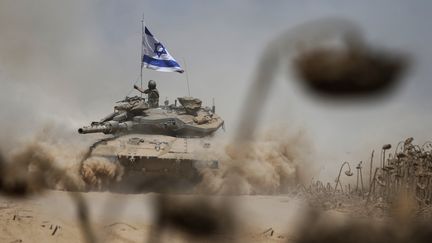 Un char isra&eacute;lien rentre en Isra&euml;l apr&egrave;s avoir quitt&eacute; Gaza, le 3 ao&ucirc;t 2014. (NIR ELIAS / REUTERS)