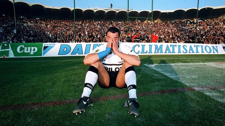 La d&eacute;tresse du demi d'ouverture Christophe Lamaison apr&egrave;s la d&eacute;faite en finale de la Coupe d'Europe contre Bath, en janvier 1998. (THOMAS JEAN-PAUL / SIPA)