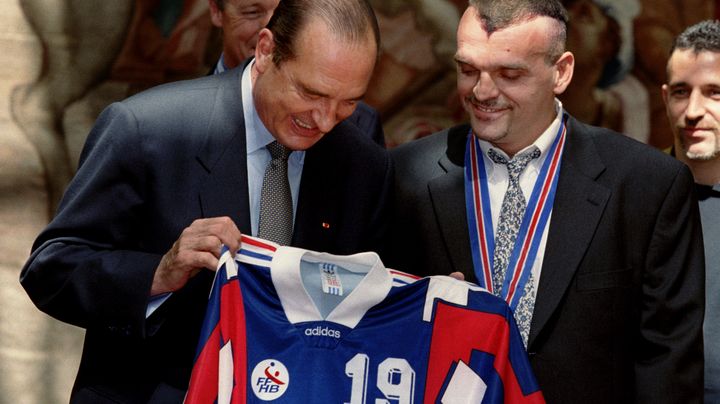 Le 26 mai 1995, neuf jours apr&egrave;s son arriv&eacute;e &agrave; l'Elys&eacute;e, Jacques Chirac re&ccedil;oit un maillot du capitaine des "Barjots", Philippe Gardent. Premier titre mondial pour les Bleus, &agrave; qui il manque aussi quelques cheveux. ( PHILIPPE WOJAZER / REUTERS)