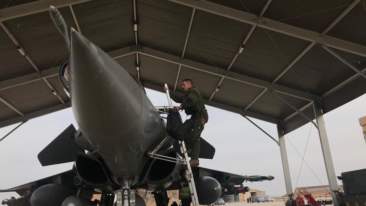 Un pilote de Rafale se prépare à décoller de la base aérienne projetée au Levant, le 21 décembre 2023. (PAUL BARCELONNE / FRANCEINFO / RADIO FRANCE)