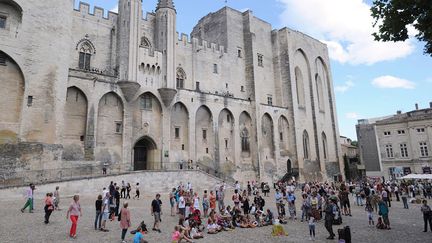 Une compagnie du Off fait la publicité de son spectacle devant la Palais des Papes à Avignon (8 juillet 2014)
 (Boris Horvat / AFP)