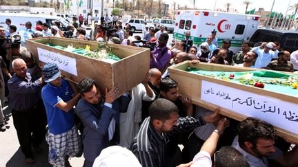 L'enterrement, le 14 mai 2011, de 11 imams tués lors d'un raid de l'ONU, selon le régime de Mouammar Kadhafi (AFP - MAHMUD TURKIA)