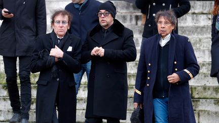 Les chanteurs Alain Souchon, Pascal Obispo et Laurent Voulzy, lors de la cérémonie religieuse en hommage à Johnny Hallyday, le 9 décembre 2017. (CHARLES PLATIAU / REUTERS)