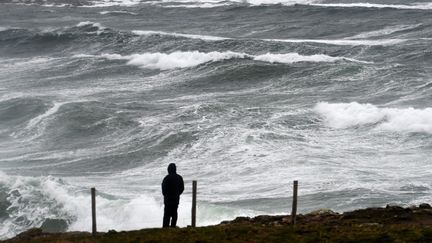 De&nbsp;fortes vagues lors de vents violents sur la pointe de la Torche à Plomeur (Finistère), le 12 mars 2018 (illustration). (FRED TANNEAU / AFP)