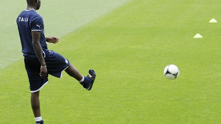 En toute d&eacute;contraction, Mario Balotelli se pr&eacute;pare en claquette pour le premier match face &agrave; l'Espagne (1-1). (BARTOSZ SIEDLIK / AFP)