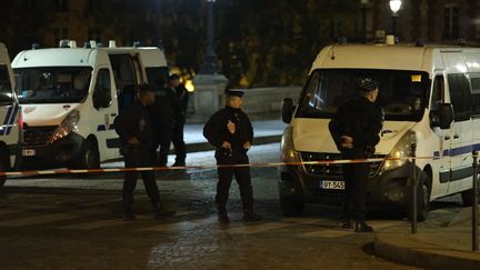 Des officiers sécurisent le Pont-Neuf après qu'un policier a&nbsp;ouvert le feu sur une voiture, tuant deux de ses occupants, à Paris, le 25 avril 2022. (DURSUN AYDEMIR / ANADOLU AGENCY / AFP)