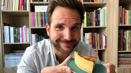 Le chef Christophe Michalak et son flan pâtissier. (Laurent Mariotte / Radio France)