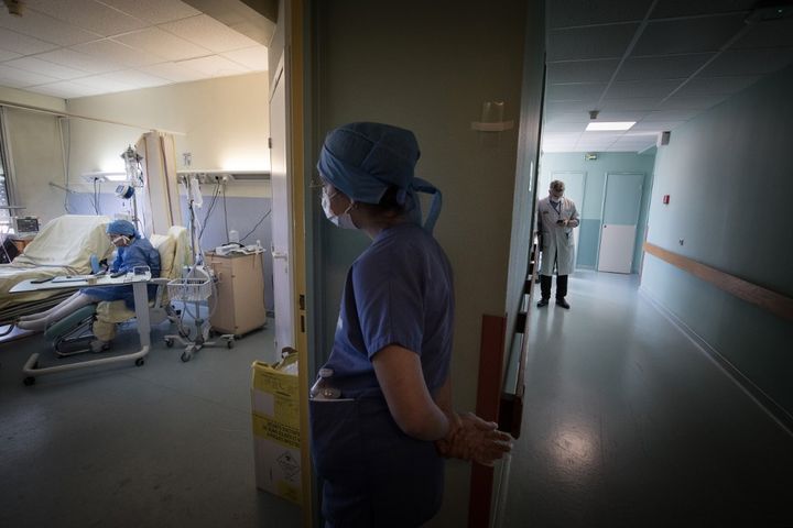 Une infirmière à l'hôpital Lariboisière, à Paris, le 27 avril 2020 (illustration). (JOEL SAGET / AFP)