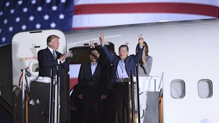 Arrivée des trois prisonniers américains libérés par la Corée du Nord, sur la base aérienne d’Andrews, près de Washington (Etats-Unis), le jeudi 10 mai 2018. (SAUL LOEB / AFP)