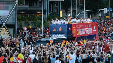 Les joueurs espagnols célébrant leur titre de l'Euro 2024 dans les rues de Madrid, le 15 juillet 2024. (OSCAR GONZALEZ / SIPA)