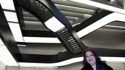 Zaha Hadid, photographiée ici le13 novembre 2009 à Rome dans le musée d'art contemporain Maxxi qu'elle a conçu,&nbsp;est née en Irak le 31 octobre 1950. Son père envoie la fillette de dix ans, en 1960, en Suisse avec ses deux frères, rapporte Le Monde. Elle étudiera ensuite les mathématiques à l'Université américaine de Beyrouth. (? MAX ROSSI / REUTERS / X90039)