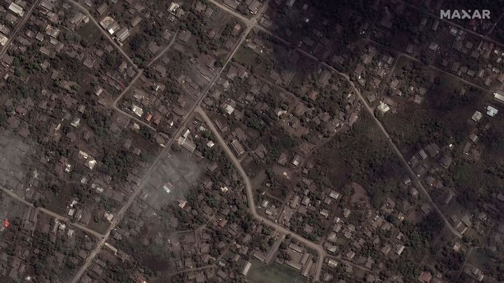 Image du satellite Maxar du 18 janvier 2022, 3 jours après l'éruption majeure du volcan Hunga Tonga-Hunga Ha'apai de l'archipel des Tonga dans le Pacifique, et la ville de Tongatapu recouverte  de cendres. (MAXAR / DIGITAL GLOBE / GETTY IMAGES)