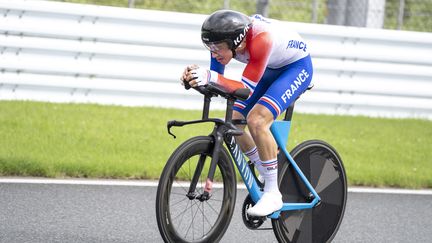 Alexandre Léauté pendant le contre-la-montre sur route C2 des Jeux paralympiques de Tokyo, mardi 31 août. (CHARLY TRIBALLEAU / AFP)