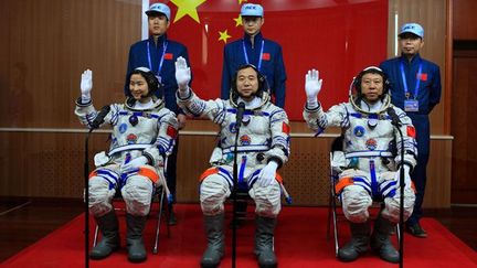 En 1973, la Chine avait l'intention de mettre sur orbite son premier astronaute, mais d'autres priorités économiques poussèrent Mao Zedong à stopper les projets de vols habités.

Sa mort en 1976 va relancer l’intérêt pour le domaine spatial. Pékin conclut alors des accords de coopération avec des partenaires étrangers. (AFP CHINA XTRA)