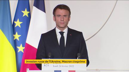 Emmanuel Macron, le 24 février 2022, lors d'une allocution depuis l'Elysée, à Paris, sur la guerre en Ukraine. (FRANCEINFO)