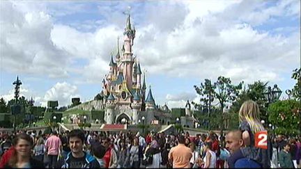 Disneyland Paris a accueilli 15,4 millions de visiteurs en 2009 (France 2)