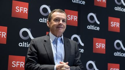 Le PDG de SFR Alain Weill lors d'une conférence de presse à Paris, le 20 mars 2018. (ERIC PIERMONT / AFP)