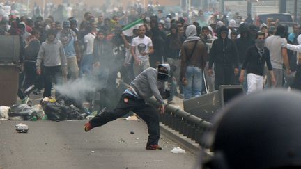 Des &eacute;meutiers lan&ccedil;ant des des projectiles sur des policiers, losr des violences survenues en marge d'une manifestation pro-palestinienne interdite &agrave; Sarcelles (Val-d'Oise), le 20 juillet 2014. (PIERRE ANDRIEU / AFP)