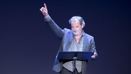 L'humoriste français Christophe Alévèque dans son spectacle "Encore lui !" enregistré au Théâtre du Rond point, à Paris en décembre 2020. (GIOVANNI CITTADINI CESI)