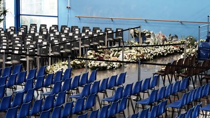 Les fleurs lors de la cérémonie d'hommage aux victimes de la collision entre un TER et un car, à&nbsp;Saint-Feliu d'Avall (Pyrénées-Orientales), le 20 décembre 2017. (MAXPPP)