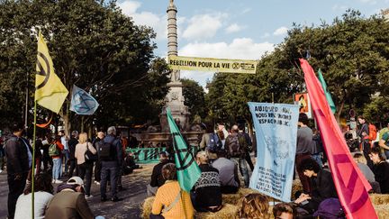 Des militants du mouvement Extinction Rebellion sont installés place du Châtelet à Paris, le 7 octobre 2019. (KARINE PIERRE / HANS LUCAS/AFP)