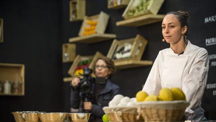 Nina Métayer, chef patissier,&nbsp; participe à la 7e édition&nbsp;des "Grands chefs dans le métro", station Miromesnil à Paris, le 4 novembre 2015. (MAXPPP)