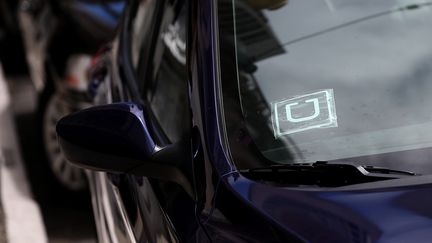 Un autocollant de la soci&eacute;t&eacute; de VTC Uber coll&eacute; sur un v&eacute;hicule &agrave; San Francisco (Californie, Etats-Unis), le 12 juin 2014. (JUSTIN SULLIVAN / GETTY IMAGES NORTH AMERICA / AFP)