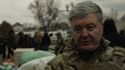 Guerre en Ukraine : l'ex-président Petro Porochenko sur le front