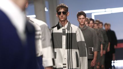 La collection de cet ancien assistant du styliste belge Raf Simons se décline essentiellement dans les unis mais peut donner la part belle aux bicolores
 (Thibault Camus/AP/SIPA)