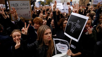 Des femmes manifestent en faveur du droit à l'avortement, le 3 octobre 2016, à Varsovie (Pologne). (KACPER PEMPEL / REUTERS)